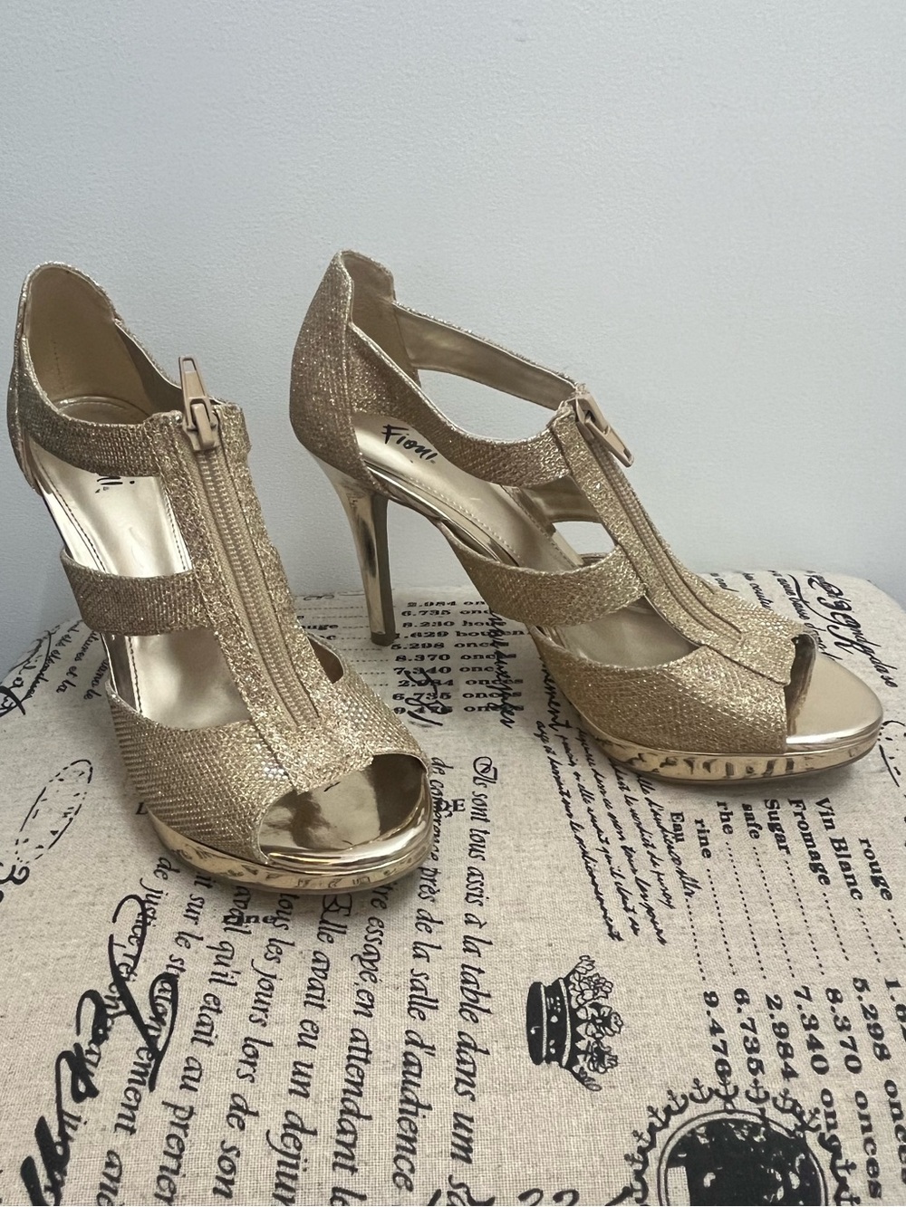 FIONI Clothing Gold Glitter T-Strap High Heel Sandals